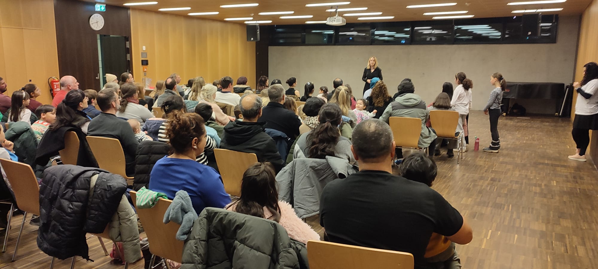 Die Eltern schauen sich die Tanz-Vorführungen ihrer Kinder an.